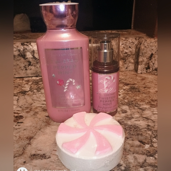 Bath & Body Works Twisted Peppermint Set - Pink and White - Picture 1 of 6